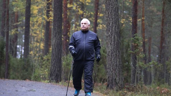 Turussa asuva Heikki Mäkelä käy usein sauvakävelemässä kotinsa lähellä olevalla ulkoilualueella. Omat metsät sijaitsevat Pirkanmaalla. Mäkelä on ollut pari vuotta eläkkeellä palkkatyöstään mutta maksaa edelleen metsänomistajien myel-eläkevakuutusta. (Kuvaaja: Suvi Elo)