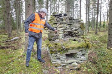 Stora Enson metsäasiantuntija Vesa Parkkinen tutkii leimikolle sattunutta vanhaa asuinkenttää. Jossain lähistöllä piilee näkymätön vanha kaivo.  
