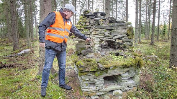 Stora Enson metsäasiantuntija Vesa Parkkinen tutkii leimikolle sattunutta vanhaa asuinkenttää. Jossain lähistöllä piilee näkymätön vanha kaivo.  