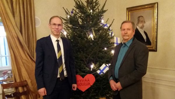 Metsäkeskuksen johtaja Ari Eini ja metsätalousinsinööri Matti Mäkiaho toivat Kultarantaan terveiset metsästä.