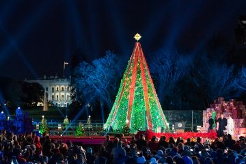 Valkoisen talon ulkopuiston niin sanottu kansallinen joulukuusi on upasti juhlavalaistu, mutta itse puusta ei paljon näy. (Kuvaaja: Wikimedia Commons)