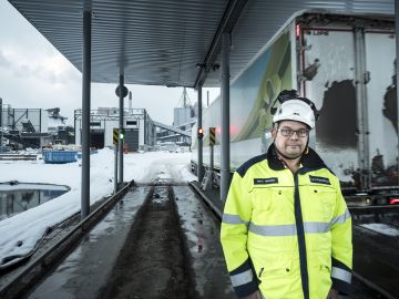 Lahden Energian projektipäällikön Mika Timosen mukaan uuden biolämpölaitoksen pihaan ajaa kovimmilla pakkasilla 50 metsäpolttoainetta tuovaa rekkaa päivässä. (Kuvaaja: Juha Tanhua)
