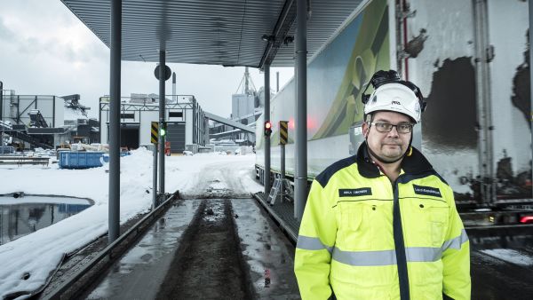 Lahden Energian projektipäällikön Mika Timosen mukaan uuden biolämpölaitoksen pihaan ajaa kovimmilla pakkasilla 50 metsäpolttoainetta tuovaa rekkaa päivässä. (Kuvaaja: Juha Tanhua)