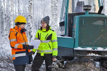 Metsänhoitoyhdistys Pohjois-Savon metsäasiantuntija Ida Sara-aho (vasemmalla) kiittelee Jonna Laukkasen huolellista työtä varttuneen koivikon harvennuksella.  