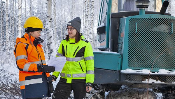 Metsänhoitoyhdistys Pohjois-Savon metsäasiantuntija Ida Sara-aho (vasemmalla) kiittelee Jonna Laukkasen huolellista työtä varttuneen koivikon harvennuksella.  