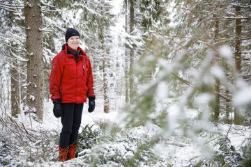 Metsäasioista kannattaa olla ainakin sen verran selvillä, että tietää, miten metsiään haluaa hoitaa, sanoo Outi Pettersson. (Kuvaaja: Seppo Samuli)
