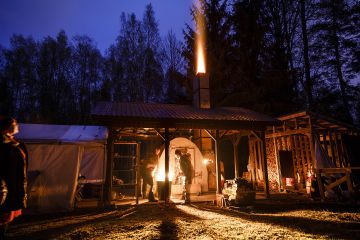 Aikaa perinteikkääseen polttotapaan kuluu liki vuorokauden tunnit ja puuta useampi pinomotti.(Kuvaaja: Seppo Samuli)