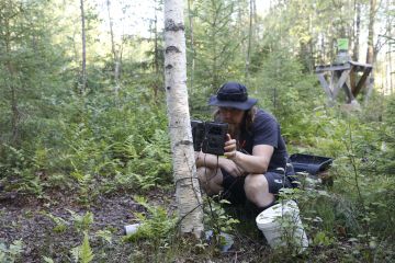 Janne Juvonen käy tarkistamassa riistakameroiden muistikortit joka viikko. Kameroiden lähettävän tekniikan hän on kokenut epävarmaksi. (Kuvaaja: Sami Karppinen)
