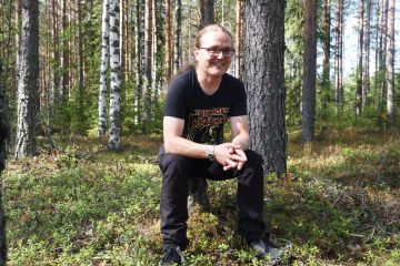 Janne Laviranta rentoutuu vapaa-aikanaan bassokitaran varressa ja eräretkellä nuotion loimussa. Metsä on oiva paikka rauhoittua.
