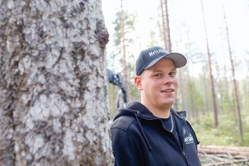Metsäkuution yrittäjä Antti Toljander kertoo ensimmäisessä vlogissaan ennakkoraivauksen merkityksestä hakkuutyölle.  (Kuvaaja: Sami Karppinen)