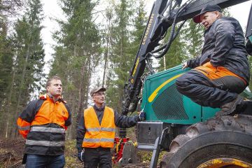 Metsäenergia-asiantuntija Valtteri Katunpää ja metsänomistaja Ari Mäkitalo ovat tyytyväisiä näkemäänsä. Yrittäjä Tapio Siekkisen tiheikkösavotta alkaa olla valmis. (Kuvaaja: Mikko Riikilä)