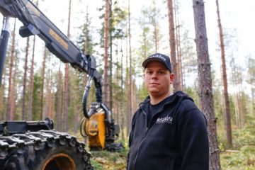 Hakkuukoneen kuljettaja ja yrittäjä Antti Toljander. Kuva: Sami Karppinen