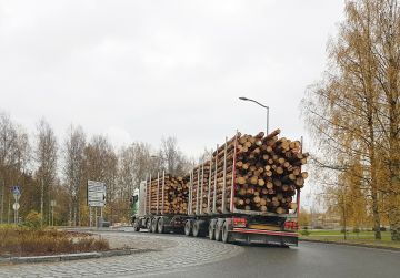 Syksyn puumarkkinoilla eletään erikoisia aikoja. Marraskuun alussa kuvatun tukkikuorman osoite oli Äänekosken biotuotetehdas. (Kuvaaja: Sami Karppinen)
