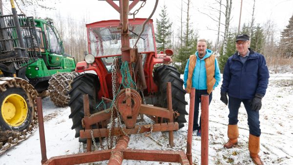 Matti Järvinen aloitti puunkorjuu-urakoinnin tasan 50 vuotta sitten maataloustraktorilla, reellä ja vinssillä. Ensimmäinen varsinainen metsäkone, kuusipyöräinen Lokomo 909, yritykseen tuli vuonna 1976. Matin poika Jarkko vastaa tänä päivänä yrityksen operatiivisesta toiminnasta. (Kuvaaja: Sami Karppinen)