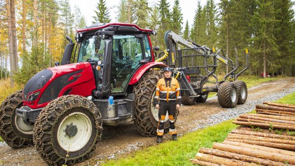 Kari Väisäsen traktorikalusto on parhaimmillaan ensiharvennuksilla.