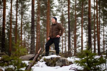 Kiviä riittää, mutta Etelä-Savon metsämaiden puuntuottokyky on keskimääräistä parempi. Petri Miettistä harmittaa metsäkeskustelun negatiivinen sävy. Kokonaiskuvassa pitäisi huomioida myös se, että ikääntyvä maaseutu tarvitsee metsän keskellä koko ajan enemmän rahaa palveluihin.  