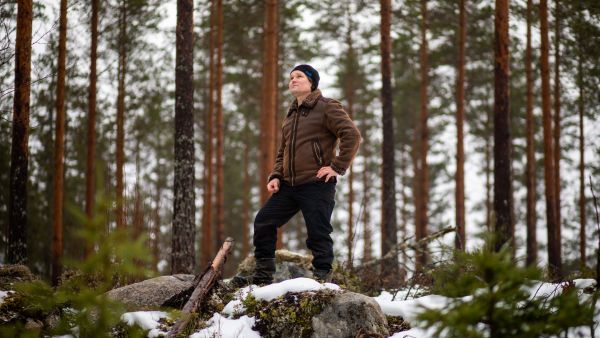 Kiviä riittää, mutta Etelä-Savon metsämaiden puuntuottokyky on keskimääräistä parempi. Petri Miettistä harmittaa metsäkeskustelun negatiivinen sävy. Kokonaiskuvassa pitäisi huomioida myös se, että ikääntyvä maaseutu tarvitsee metsän keskellä koko ajan enemmän rahaa palveluihin.  