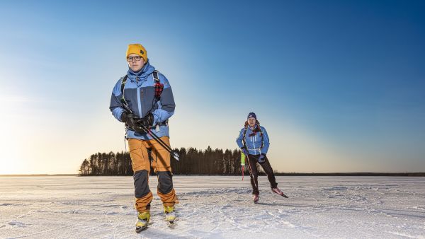 Retkiluistelijan tärkein sääntö on, että jäälle ei lähdetä yksin, Lauri Kontkanen (edessä) opastaa. (Kuvaaja: Studio Korento - Harri Mäenpä)