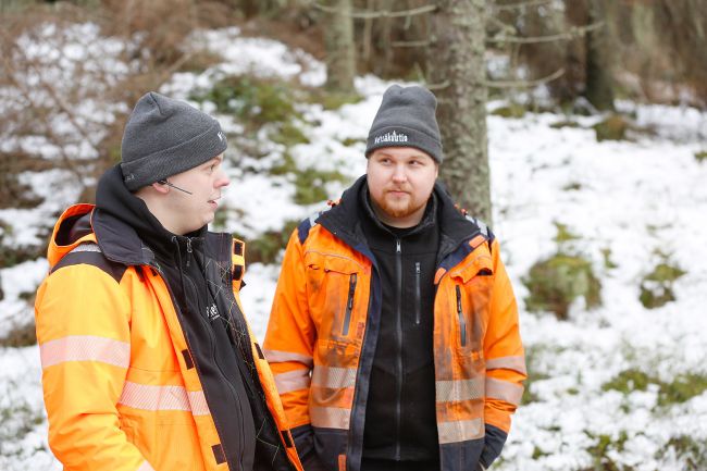 Metsäkuutio Oy:n toimitusjohtaja Antti Toljander ja hakkuukoneen kuljettaja Roni Sutinen