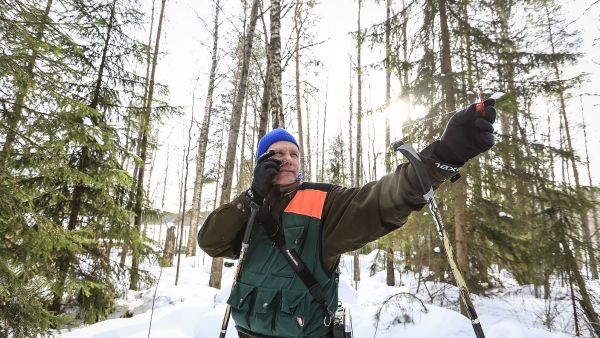 Metsänhoitoyhdistyksen tähtäävät yhdistyksen lukumäärässä pariinkymmeneen. Kuvassa Päijänteen Metsänhoitoyhdistyksen Ismo Paukku tekee tila-arviota. (Kuvaaja: Sami Karppinen)