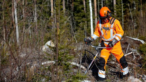 Hi Viz -asussa puuhaavaa raivuumiestä on vaikea olla huomaamatta.  (Kuvaaja: Sami Karppinen)