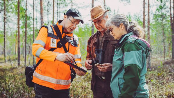 Juha Siekkinen näyttää kartalta Pekka Savolahdelle ja Tarja Kousalle, mihin suuntaan vesi virtaa ojissa. (Kuvaaja: Anu Kovalainen)