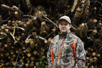 Metsänomistaja Harri Salo on mukana paikallisessa hakeosuuskunnassa. Talvisin hän sahaa metsistään rankoja, joilla lämmitetään Lestijärven kunnan kiinteistöjä.