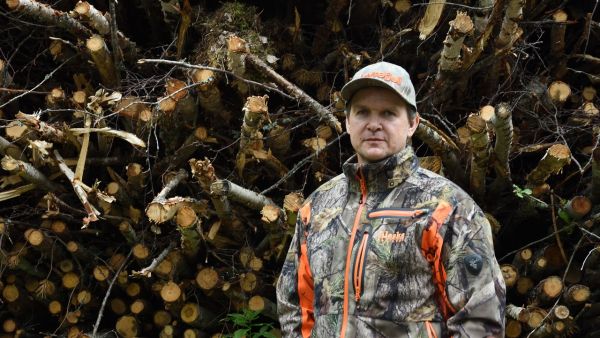 Metsänomistaja Harri Salo on mukana paikallisessa hakeosuuskunnassa. Talvisin hän sahaa metsistään rankoja, joilla lämmitetään Lestijärven kunnan kiinteistöjä.