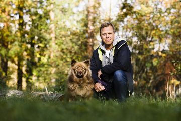 Mikko Peltoniemi selvittää työkseen metsien käytön ja hoidon ilmastovaikutuksia. Vapaalla hän liikkuu luonnossa lapinkoiransa Hillan kanssa. (Kuvaaja: Seppo Samuli)