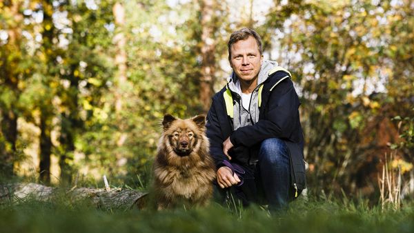 Mikko Peltoniemi selvittää työkseen metsien käytön ja hoidon ilmastovaikutuksia. Vapaalla hän liikkuu luonnossa lapinkoiransa Hillan kanssa. (Kuvaaja: Seppo Samuli)