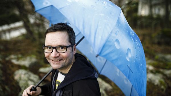 Ainakin Etelä-Suomessa tarvitaan sateenvarjoa myös talvikuukausina. Meteorologi Matti Huutonen ennustaa talvesta tavanomaista lauhempaa. (Kuvaaja: Seppo Samuli)