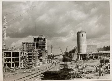 Vuonna 1961 valmistunutta Heinolan flutingtehdasta rakennetaan.  (Kuvaaja: Stora Enso)
