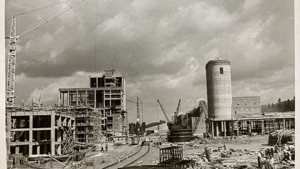 Vuonna 1961 valmistunutta Heinolan flutingtehdasta rakennetaan.  (Kuvaaja: Stora Enso)