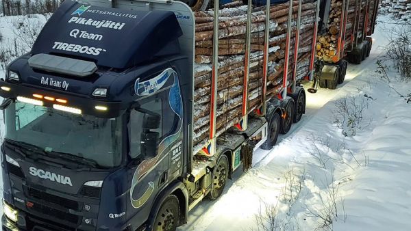 Pikkujätit eli HCT (High capacity Transport) -yhdistelmät aloittavat puukuljetukset Lapissa. (Kuva: Metsähallitus)