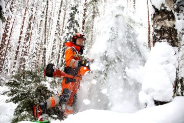 Metsuri Pentti Rossilla riittää talvikaudeksi raivattavaa, koska lumikelillä metsässä viihtyviä tekijöitä on vähän. (Kuvaaja: Mikko Riikilä)