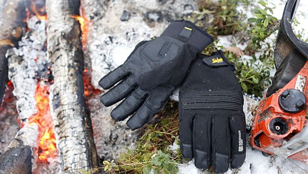 Snickersin hanskat  sopivat yhtä lailla metsätöihin kuin urheiluun. (Kuvaaja: Sami Karppinen)