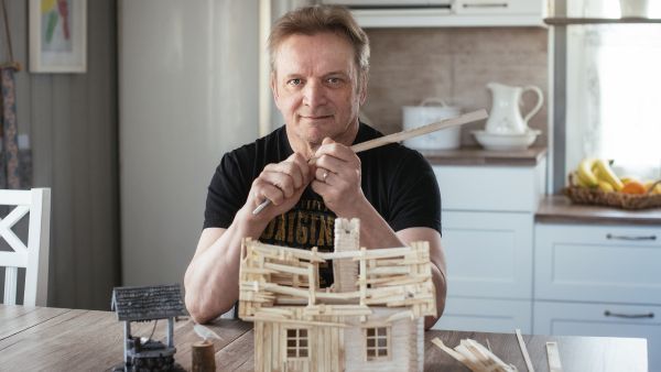 Antti Haarala rakentaa suurimman osa pienoismalleista keittiönpöydän äärellä. Rakennustarpeet työstetään pihaverstaassa. (Kuvaaja: Minna Haarala)