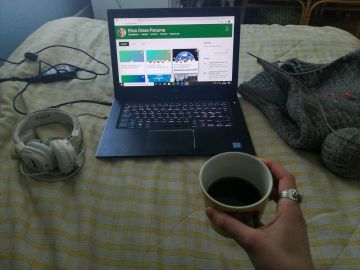 Tältä näyttää etäopiskelijan arki. Juon kahvia, kuuntelen luentoa, teen Moodlessa tehtäviä ja neulon, jos sille löytyy aikaa.