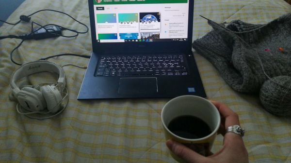 Tältä näyttää etäopiskelijan arki. Juon kahvia, kuuntelen luentoa, teen Moodlessa tehtäviä ja neulon, jos sille löytyy aikaa.
