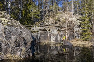 Suomessa on luetteloitu noin kaksi tuhatta hiidenkirnua. Ala-Koitajoella hiidenkirnujen maailmaan pääsee retkeilyreitin varrella aivan joen rannassa.  (Kuvaaja: Studio Korento - Harri Mäenpä)