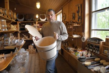 Korona-ajan kotoilu on lisännyt leipomista ja taikinatiinujen kysyntää. Marko Parkkilalla on kädessään 20 litran malli.  (Kuvaaja: Juha Sinisalo)