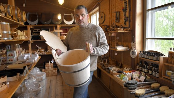 Korona-ajan kotoilu on lisännyt leipomista ja taikinatiinujen kysyntää. Marko Parkkilalla on kädessään 20 litran malli.  (Kuvaaja: Juha Sinisalo)