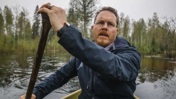 Iijoen kevättulvan aikana Samu Leppänen matkaa Leppämäen yhteismetsän pääkonttorille  veneellä. (Kuvaaja: ANTTI J. LEINONEN)