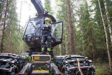 Metsäkoneenkuljettaja Mika Voutilainen toivoo, että metsänomistajat pitäisivät metsiensä rajalinjat auki. (Kuvaaja: Mikko Riikilä)