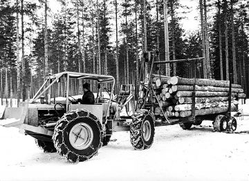 Näiltä pohjilta varsinaisten metsäkoneiden kehitys lähti liikkeelle: Valmet Terra 465 ja Rysky-perävaunu puun-ajossa vuonna 1966. (Kuvaaja: Jaakko Ebeling/Metsätehon kokoelma/Lusto)
