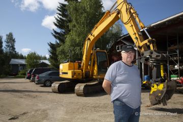 Seppo Hassinen kokeili kaivinkoneeseen kiinnitettyä metsämaajyrsintä ensimmäisen kerran kivennäismaalla nyt kesällä. (Kuvaaja: Johanna Kokkola)