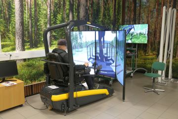 Pelillisestä oppimistavasta on tullut osa metsäkoneenkuljettajien koulutusta Lapin koulutuskeskus REDUssa. (Kuvaaja: Aki Ranta)