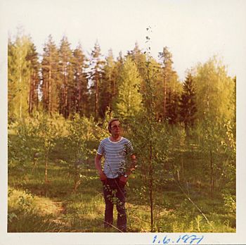 Peltomaahan vuonna 1968 istutetut koivuntaimet ovat kasvaneet hyvin. Eero Väisänen seisoo molemmissa kuvissa saman koivun vieressä. Molemmat kuvat on otettu 1. kesäkuuta, vanhempi vuonna 1971 ja uudempi vuonna 2021. (Kuvaaja: Eero Väisäsen kotialbumi)