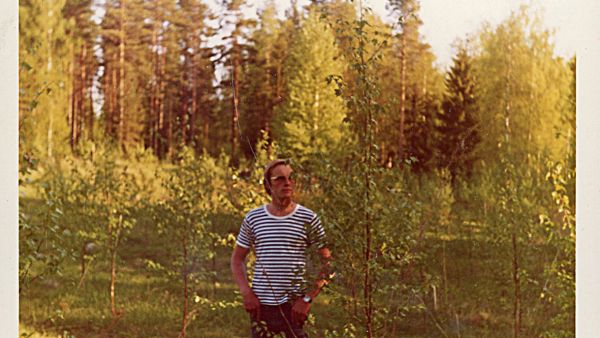 Peltomaahan vuonna 1968 istutetut koivuntaimet ovat kasvaneet hyvin. Eero Väisänen seisoo molemmissa kuvissa saman koivun vieressä. Molemmat kuvat on otettu 1. kesäkuuta, vanhempi vuonna 1971 ja uudempi vuonna 2021. (Kuvaaja: Eero Väisäsen kotialbumi)