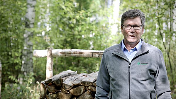 Sakari Tikka on aloittanut uransa metsätöissä jo ennen kouluikää. Elän ja hengitän metsästä, hän pohtii. Podcastissa tästä lisää.  